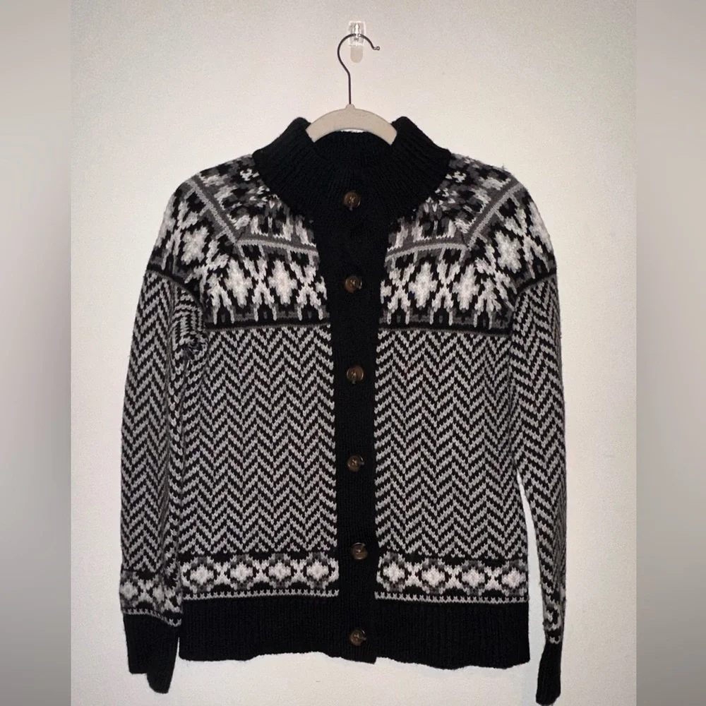 Women’s Black and White Patterned Sweater NWOT